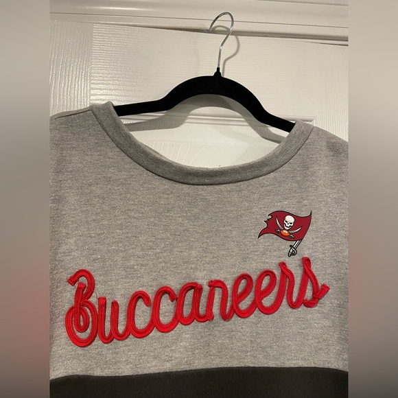 Tampa Bay Buccaneers Size M Touch Outfield Deep V-Back Tie Pullover Sweatshirt - Picture 3 of 12